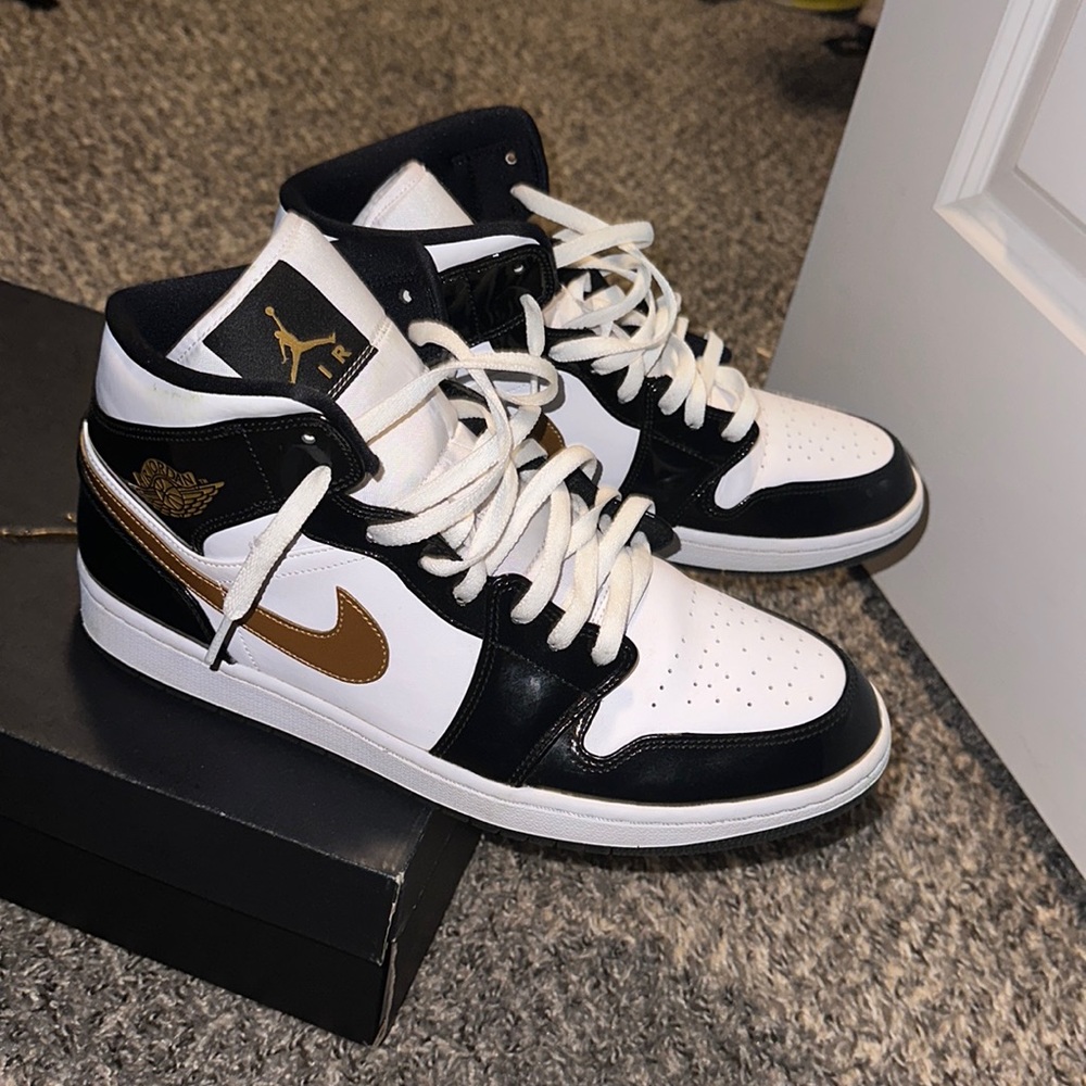 Jordan 1 Mid SE